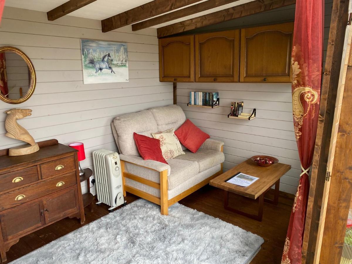 Cherry Tree Glamping Lodge ウェリントン エクステリア 写真